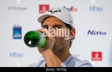 Londra, Regno Unito. Xiv nov, 2017. rafael "Rafa Nadal" (Spagna) prende un drink nel suo post partita intervista durante la nitto ATP World Tour Finals match tra Rafael Nadal e David goffin all'O2, Londra, Inghilterra il 13 novembre 2017. Foto di Andy rowland. Credito: Andrew rowland/alamy live news Foto Stock