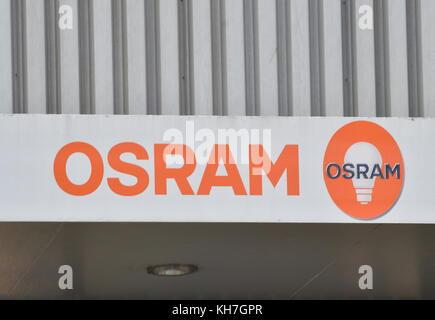 Il logo dell'azienda "Osram" è visibile all'ingresso dello stabilimento di Nonnendammallee, Berlino, Germania, 14 novembre 2017. Il produttore di illuminanti Ledvance chiuderà gli stabilimenti di Berlino e Augusta entro la fine del 2018. Secondo le informazioni dell’unione, oltre la metà dei posti di lavoro in Germania sarà tagliata. nel marzo 2017 Osram ha venduto la sua filiale Ledvance, che è stata nominata nel 2016, per oltre 400 milioni di euro a un consorzio affiliato all'investitore cinese MLS. L'azienda impiega più di 9000 dipendenti in 17 sedi diverse in tutto il mondo. A Berlino ci sono 220 dipendenti Foto Stock