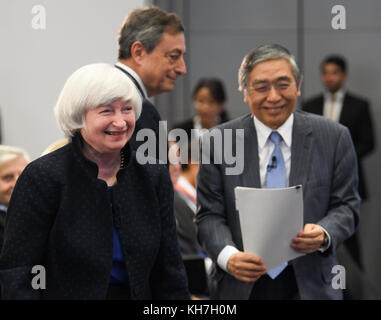 Francoforte sul meno, Germania. 14 novembre 2017. Il Presidente del Consiglio della Federal Reserve Janet Yallen (L-R), il presidente della Banca centrale europea Mario Dragui e il Governatore della Banca del Giappone si recano al loro seggio all'inizio della conferenza stampa della BCE "sfide di comunicazione per l'efficacia della politica" presso la sede della BCE a Francoforte sul meno, Germania, 14 novembre 2017. Credito: Arne Dedert/dpa/Alamy Live News Foto Stock