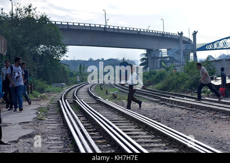Dacca in Bangladesh. Xiv nov, 2017. Dacca in Bangladesh - Novembre 16, 2017: pedoni che attraversano i binari ferroviari a Dhaka quando l avvicinarsi del treno è a pochi secondi di distanza dal passaggio a livello, Dhaka, Bangladesh. le autorità hanno adottato numerose misure per aumentare la consapevolezza circa le strade di attraversamento e di passaggi a livello in modo sicuro in Dhaka, ma i pedoni continuano a violare le regole e mettere la loro vita a rischio di credito: sk hasan ali/alamy live news Foto Stock