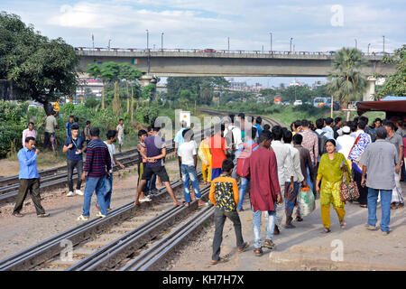 Dacca in Bangladesh. Xiv nov, 2017. affollata raccogliere sul posto dove un uomo è morto a causa di colpito da un treno in corrispondenza di un passaggio a livello a Dhaka, nel Bangladesh. le autorità hanno adottato numerose misure per aumentare la consapevolezza circa le strade di attraversamento e di passaggi a livello in modo sicuro in Dhaka, ma i pedoni continuano a violare le regole e mettere la loro vita a rischio di credito: sk hasan ali/alamy live news Foto Stock