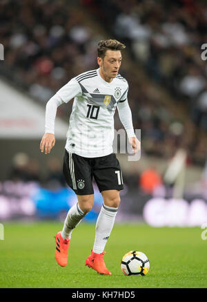 Londra, Grossbritannien. 10 novembre 2017. Mesut OEZIL (Ozil, GER) Aktion, Fussball Laenderspiel, Freundschaftsspiel, Inghilterra (ENG) - Germania (GER) 0:0, AM 10.11.2017 a Londra/ Grossbritannien. |utilizzo del credito mondiale: dpa/Alamy Live News Foto Stock