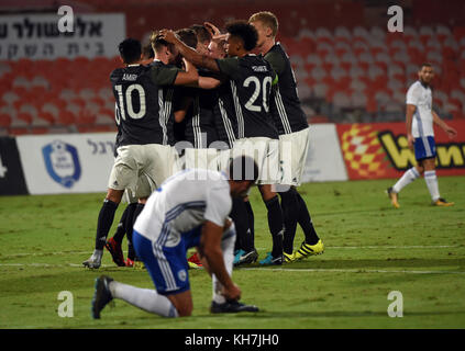 Tel Aviv, Israele. 14 novembre 2017. La squadra tedesca festeggia il gol durante il primo turno di qualificazione europea Under 21. Partita di calcio del gruppo 5 tra Israele e Germania all'Itztadion di Ramat Gan, vicino a Tel-Aviv, Israele, il 14 novembre 2017 Credit: Berney Ardov/dpa/Alamy Live News Foto Stock