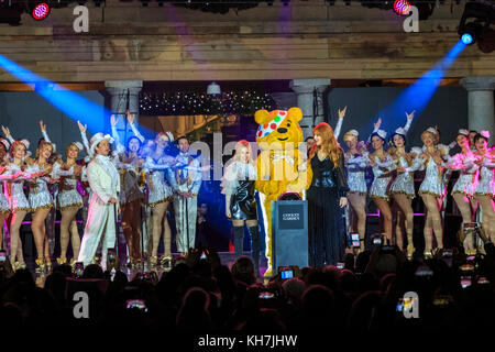 Covent Garden, Londra, Regno Unito, 14 novembre 2017. Le luci natalizie di Covent Garden 2017 sono accese da Pudsy con ospiti speciali, la cantante Kylie Minogue e il designer Charlotte Tilbury. Le celebrazioni festive includono spettacoli dal famoso musical West End 42nd Street che si esibisce con i numeri dello spettacolo. Pudsey e i suoi ospiti speciali Kylie accendono le luci in collaborazione con BBC Children in Need quest'anno. La Piazza ospita il più grande albero di Natale di Londra, selezionato a mano. Credit: Imageplotter News e Sports/Alamy Live News Foto Stock