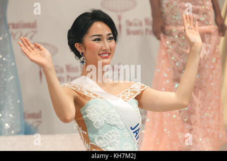 Tokyo, Giappone. 14 novembre, 2017. miss giappone natsuki tsutsui saluta il pubblico durante il ''l'57th miss bellezza internazionale pageant 2017" svoltasi a Tokyo Dome city hall il 14 novembre 2017, Tokyo, Giappone. Quest'anno, 69 candidati provenienti da vari paesi e regioni riunite in Giappone di competere per il titolo di credito: rodrigo reyes marin/aflo/alamy live news Foto Stock