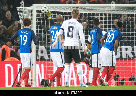 Colonia, Germania. 14 novembre 2017. Il portiere francese Steve Mandanda respinge il calcio di punizione preso dal tedesco Toni Kroos durante la partita internazionale di calcio tra Germania e Francia a Colonia, in Germania, il 14 novembre 2017. Credito: Marius Becker/dpa/Alamy Live News Foto Stock