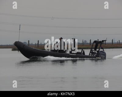 Queenborough, Kent, Regno Unito. Xv Nov, 2017. Regno Unito: Meteo una calma e relativamente mite giorno di novembre nella storica cittadina di Queenborough sull'Isle of Sheppey. La polizia ad esercitare. Credito: James Bell/Alamy Live News Foto Stock