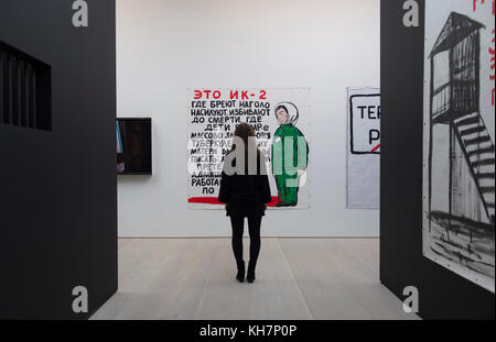 Saatch Gallery, Londra, Regno Unito. 15 novembre 2017. La Fondazione della Famiglia Tsukanov e la Galleria Saatchi aprono Art Riot: L'Atzionismo post-sovietico, una mostra dedicata all'arte di protesta post-sovietica negli ultimi 25 anni. La mostra si svolge dal 16 novembre 2017 al 31 dicembre 2017. Foto: il membro della galleria vede il lavoro della mostra. Credit: Malcolm Park/Alamy Live News. Foto Stock