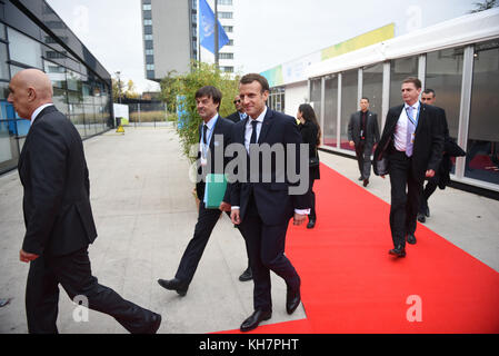 Bonn, Germania. 15 novembre 2017. Il presidente francese Emmanuel Macron arriva alla Conferenza mondiale sul clima a Bonn, in Germania, il 15 novembre 2017. Credito: dpa Picture Alliance/Alamy Live News Foto Stock