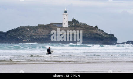 St Ives Cornovaglia Regno Unito 15 novembre 2017 - i surfisti sfruttano al massimo le onde al largo della spiaggia di Godrevy vicino a St Ives in Cornovaglia oggi Fotografia di Simon Dack credito: Simon Dack/Alamy Live News Foto Stock