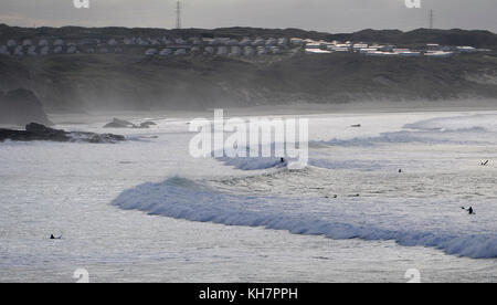 St Ives Cornovaglia Regno Unito 15 novembre 2017 - i surfisti sfruttano al massimo le onde al largo della spiaggia di Godrevy vicino a St Ives in Cornovaglia oggi Fotografia di Simon Dack credito: Simon Dack/Alamy Live News Foto Stock