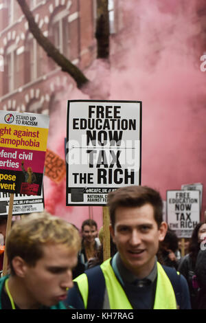 Londra, Regno Unito. 15 novembre 2017. Gli studenti organizzano una marcia di protesta attraverso londra contro le tasse scolastiche e il debito degli studenti. Crediti: Matthew Chattle/Alamy Live News Foto Stock