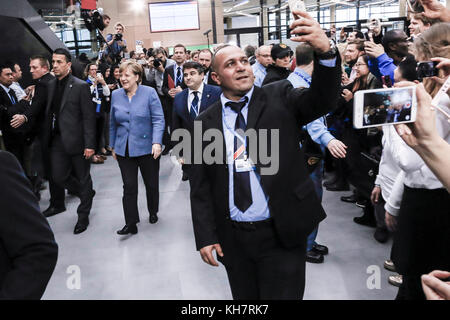 Bonn, Germania. Xv Nov, 2017. Angela Merkel arriva al COP23 pannello di Figi a Bonn in Germania il 15 novembre 2017. COP23 è organizzato dalla convenzione quadro delle Nazioni Unite per i cambiamenti climatici. Credito: Dominika Zarzycka/Alamy Live News Foto Stock