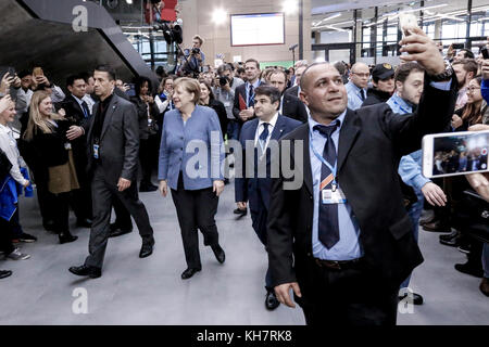 Bonn, Germania. Xv Nov, 2017. Angela Merkel arriva al COP23 pannello di Figi a Bonn in Germania il 15 novembre 2017. COP23 è organizzato dalla convenzione quadro delle Nazioni Unite per i cambiamenti climatici. Credito: Dominika Zarzycka/Alamy Live News Foto Stock