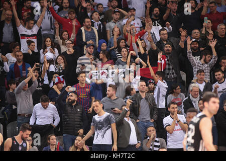 Bonn, Germania, 15 novembre 2017, Basketball Champions League, gruppo D, Telekom Baskets Bonn vs Besiktas Sompo Japan Istanbul: Fans von Besiktas feiern ihr Team. Crediti: Juergen Schwarz/Alamy Live News Foto Stock