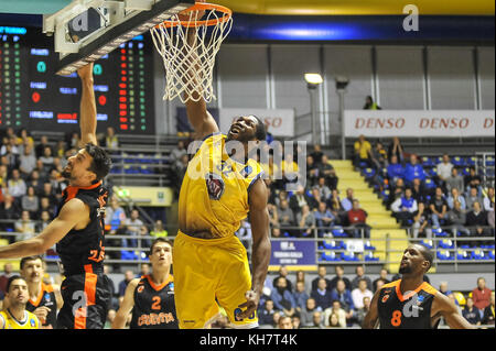 Torino, Italia. 15th, novembre 2017. trevor mbakwe (fiat auxilium torino) durante la eurocup 2017/18 basket match tra fiat auxilium torino vs cedevita Zagabria al palaruffini15 novembre, 2017 a Torino, Italia. Credito: Fabio petrosino/alamy live news Foto Stock