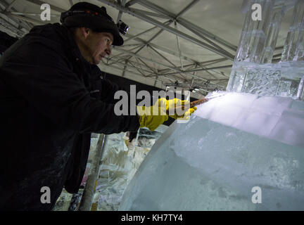 Dresda, Germania. 15 novembre 2017. L'artista statunitense Jess Parrish lavora su una sclpture di ghiaccio prima dell'apertura della mostra di sculture di ghiaccio e neve con il tema "Winterwelten" (lett. Mondi invernali) a Dresda, Germania, 15 novembre 2017. 25 artisti internazionali lavorano in una sala fredda a meno di otto gradi celsius durante l'allestimento della mostra. Circa 200 tonnellate di ghiaccio sono state prodotte in Belgio, Lettonia e Francia e trasportate in Germania. Il mondo dell'ghiaccio di Dresda è aperto ai visitatori dal 25 novembre 2017 al 25 febbraio 2018. Crediti: Monika Skolimowska/dpa-Zentralbild/dpa/Alamy Live News Foto Stock
