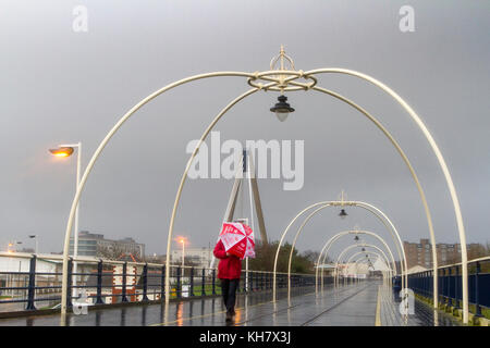 Southport, Merseyside, Heavy Rain in Southport, 16 novembre 2017. Regno Unito Meteo. Un uomo cammina sul molo di boardwalk come pioggia torrenziale si riversa verso il basso sopra il nord ovest della città balneare di Southport nel Merseyside. Credito: Cernan Elias/Alamy Live News Foto Stock
