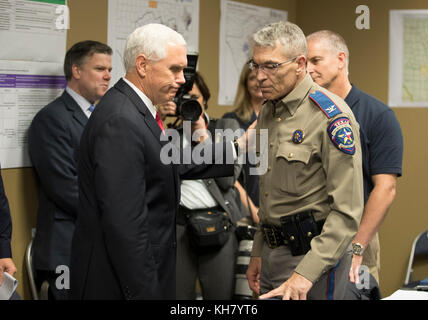 Austin, Stati Uniti. 15 Nov 2017. Il Vice Presidente degli Stati Uniti Mike Pence saluta il Direttore del Dipartimento di pubblica sicurezza del Texas Steve McCraw mentre visita l'ufficio regionale della Federal Emergency Management Agency (FEMA) Texas con Energy Secy. Rick Perry per un aggiornamento di recupero dell'uragano Harvey dal Texas Gov. Greg Abbott. Credit: Bob Daemmrich/Alamy Live News Foto Stock