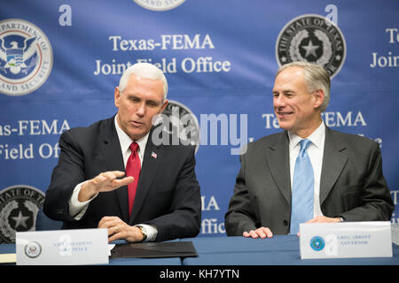 Austin, Stati Uniti. 15 Nov 2017. Il Vice Presidente degli Stati Uniti Mike Pence (a sinistra) visita l'ufficio regionale della Federal Emergency Management Agency (FEMA) Texas per un aggiornamento di recupero dell'uragano Harvey dal Texas Gov. Greg Abbott. Credit: Bob Daemmrich/Alamy Live News Foto Stock