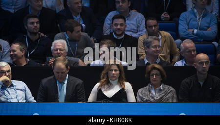 O2, Londra, Regno Unito. 16 novembre 2017. 5° giorno delle finali ATP Nitto, partita pomeridiana, Roger Federer (sui) vs Marin Cilic (CRO). La moglie di Federers Mirka guarda la partita. Credit: Malcolm Park/Alamy Live News. Foto Stock