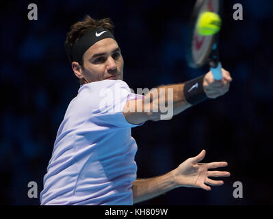 O2, Londra, Regno Unito. 16 novembre 2017. 5° giorno delle finali ATP Nitto, partita pomeridiana, Roger Federer (sui) vs Marin Cilic (CRO). Credit: Malcolm Park/Alamy Live News. Foto Stock