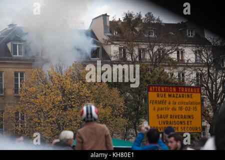 Parigi, Francia. Xvi Nov, 2017. Un incendio avviene a Parigi nel quartiere di Saint Germain-des-Prés. La libreria-galleria "La Hune' è sul fuoco. Ci sono quattro feriti secondo i vigili del fuoco. La libreria è stata quella di organizzare questo giovedì sera l'apertura di una importante mostra fotografica, il fotografo Matthieu Ricard doveva presentare per la prima volta in una galleria d'arte "Mezzo secolo in Himalaya'. La mostra è stata a prendere posto al primo piano della libreria, Parigi, Francia. Credito: Ania Freindorf/Alamy Live News Foto Stock