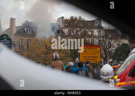 Parigi, Francia. Xvi Nov, 2017. Un incendio avviene a Parigi nel quartiere di Saint Germain-des-Prés. La libreria-galleria "La Hune' è sul fuoco. Ci sono quattro feriti secondo i vigili del fuoco. La libreria è stata quella di organizzare questo giovedì sera l'apertura di una importante mostra fotografica, il fotografo Matthieu Ricard doveva presentare per la prima volta in una galleria d'arte "Mezzo secolo in Himalaya'. La mostra è stata a prendere posto al primo piano della libreria, Parigi, Francia. Credito: Ania Freindorf/Alamy Live News Foto Stock