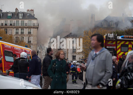 Parigi, Francia. Xvi Nov, 2017. Un incendio avviene a Parigi nel quartiere di Saint Germain-des-Prés. La libreria-galleria "La Hune' è sul fuoco. Ci sono quattro feriti secondo i vigili del fuoco. La libreria è stata quella di organizzare questo giovedì sera l'apertura di una importante mostra fotografica, il fotografo Matthieu Ricard doveva presentare per la prima volta in una galleria d'arte "Mezzo secolo in Himalaya'. La mostra è stata a prendere posto al primo piano della libreria, Parigi, Francia. Credito: Ania Freindorf/Alamy Live News Foto Stock