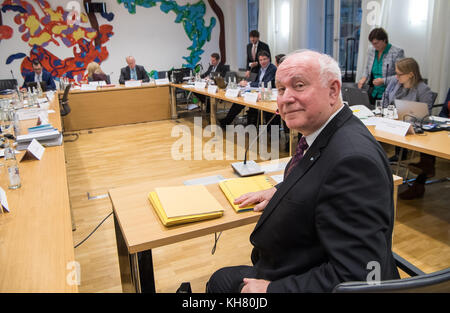 Il commissario di contea di Dingolfing-Landau, Heinrich Trapp, partecipa a una sessione del comitato speciale Bayern EI (Lit., "Bavarian Egg") presso il parlamento bavarese a Monaco di Baviera (Germania), 16 novembre 2017. Foto: Peter Kneffel/dpa Foto Stock