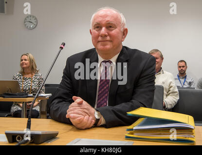 Il commissario di contea di Dingolfing-Landau, Heinrich Trapp, partecipa a una sessione del comitato speciale Bayern EI (Lit., "Bavarian Egg") presso il parlamento bavarese a Monaco di Baviera (Germania), 16 novembre 2017. Foto: Peter Kneffel/dpa Foto Stock