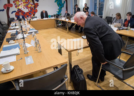 Il commissario di contea di Dingolfing-Landau, Heinrich Trapp, partecipa a una sessione del comitato speciale Bayern EI (Lit., "Bavarian Egg") presso il parlamento bavarese a Monaco di Baviera (Germania), 16 novembre 2017. Foto: Peter Kneffel/dpa Foto Stock