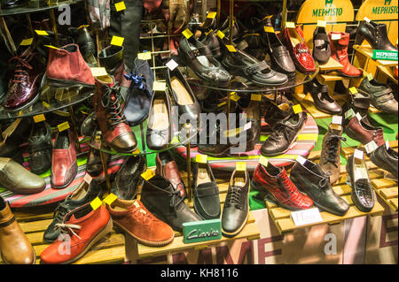 Visualizzazione di Clarks e Mephisto marca di scarpe in una vetrina, Toulouse, Occitanie, Francia Foto Stock