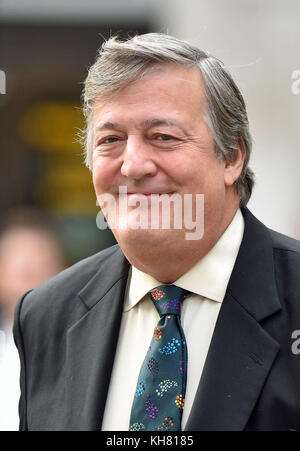 Stephen Fry in arrivo per un memoriale di servizio per la stazione di paddington autore Michael bond alla st Paul&acirc;€™s Cathedral, Londra. Foto Stock