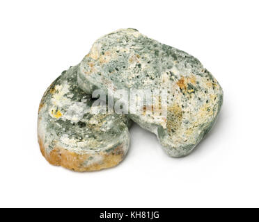 Fette di pane ricoperte con lo stampo su sfondo bianco.. con percorso di clipping Foto Stock