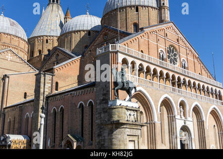 Italia,Veneto,Padova,Basilica di Sant'Antonio e statua equestre di Gattamelata Foto Stock