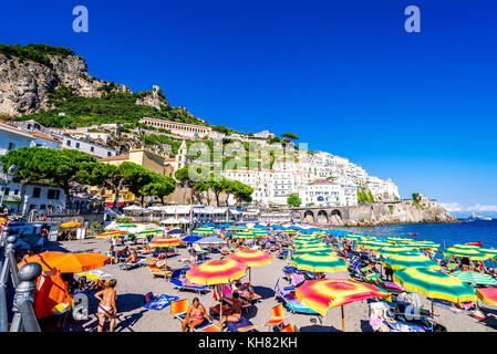 Ombrelloni a Positano sulla Costiera Amalfitana in Italia Foto Stock