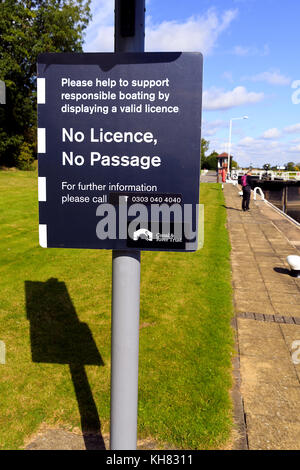 Segno a Cromwell bloccare sul fiume Trento Newark Foto Stock
