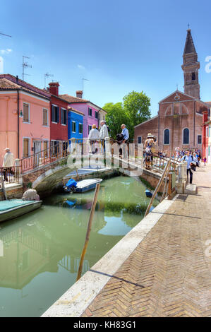 L'Italia,veneto,venezia,l'isola di Burano,la basilica di san martino Foto Stock