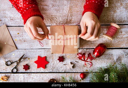 Composizione di natale su uno sfondo di legno. Foto Stock