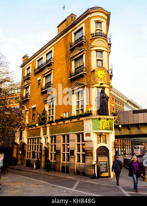 Il Black Friar Pub è un pub tradizionale con rilievi Art Nouveau di Henry Poole che riflettono il convento che un tempo sorgeva lì: Londra, Inghilterra Foto Stock