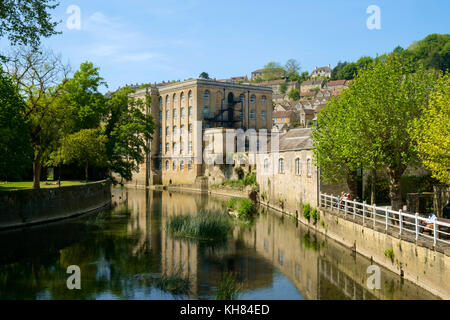 Architettura Industriale lungo il fiume Avon nel sole primaverile, Bradford on Avon, Wiltshire, Regno Unito Foto Stock