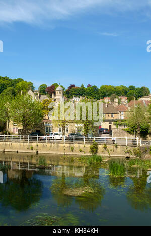 Edifici storici sulla collina lungo il fiume Avon nel sole primaverile, Bradford on Avon, Wiltshire, Regno Unito Foto Stock