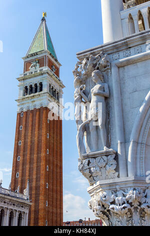 Italia,Veneto,Venezia,San Il campanile di Marco e il Palazzo Ducale Foto Stock