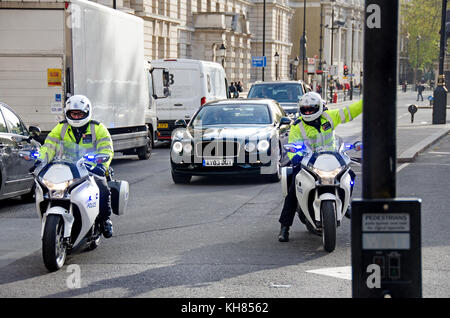Londra, Inghilterra, Regno Unito. Motociclisti di polizia arrestare il traffico in Whitehall per il primo ministro l'auto Foto Stock