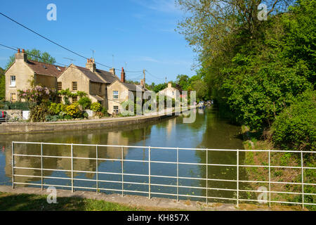 Banca Canale di Beagle idilliaco cottages dall'Acquedotto Avoncliff sul Kennet & Avon Canal a Avoncliff, Wiltshire, Regno Unito Foto Stock