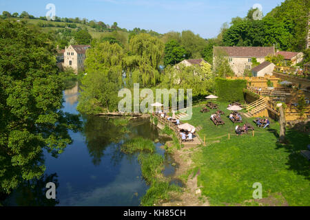 Il fiume Avon passa il giardino della Croce pistole public house vicino al Avoncliff acquedotto e Kennet & Avon Canal a Avoncliff, Wiltshire, Regno Unito Foto Stock