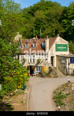 La croce pistole public house vicino al Avoncliff acquedotto e Kennet & Avon Canal a Avoncliff, Wiltshire, Regno Unito Foto Stock