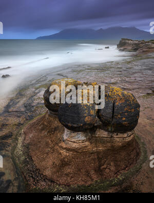 Spiaggia rocciosa di sera, Isola di Eigg, Scotland, Regno Unito Foto Stock