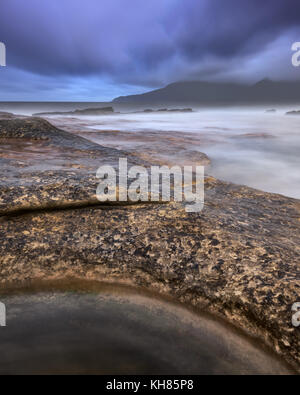 Spiaggia rocciosa al mattino, Isola di Eigg, Scotland, Regno Unito Foto Stock